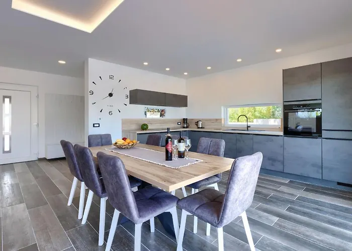 Dora By Interhome 풀라